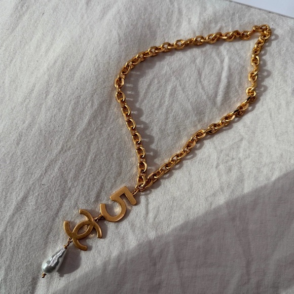 ✨Vintage Chanel No.5 CC Baroque Pearl Drop Necklace Gold Tone ✨ - Picture 5 of 13